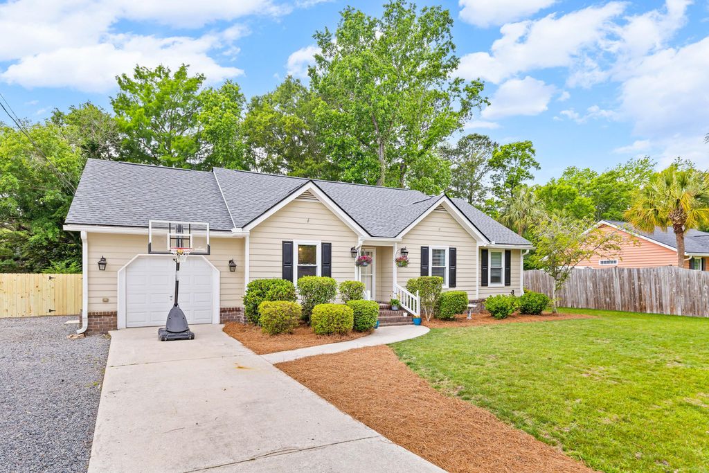 Photo of 1535 Kentwood Circle, Charleston, SC 29412 (MLS # 26013536)
