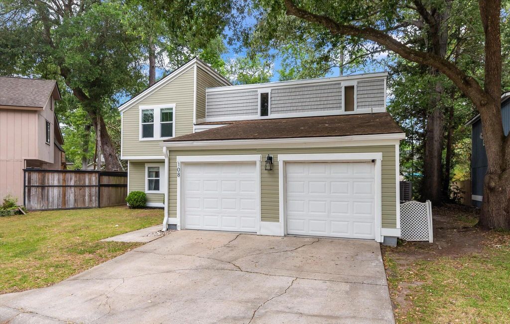 Photo of 108 Lancer Drive, Summerville, SC 29485 (MLS # 26011964)