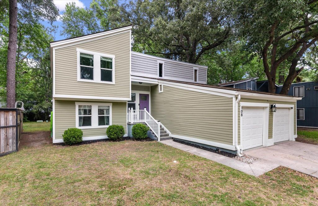 Photo of 108 Lancer Drive, Summerville, SC 29485 (MLS # 26011964)