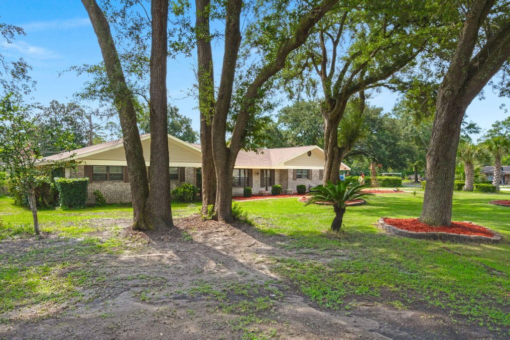 Photo of 140 Franklin Circle, Ridgeland, SC 29936 (MLS # 26011674)