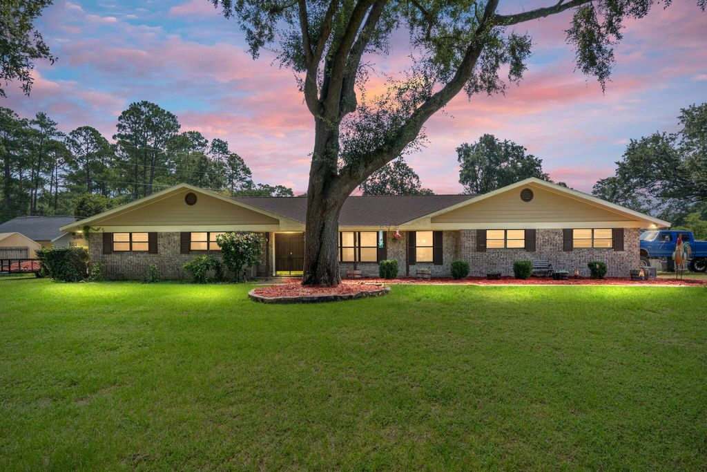 Photo of 140 Franklin Circle, Ridgeland, SC 29936 (MLS # 26011674)