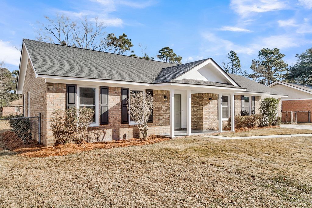 Photo of 225 Longleaf Road, Summerville, SC 29486 (MLS # 26001898)