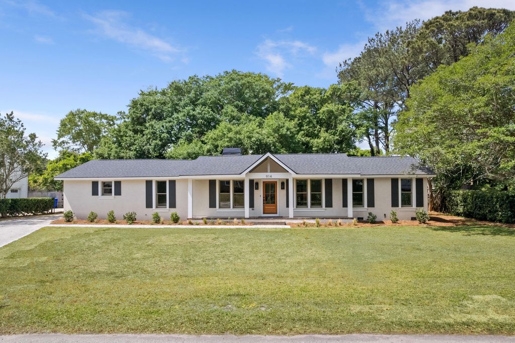 Photo of 914 Cliffwood Drive, Mount Pleasant, SC 29464 (MLS # 26006150)