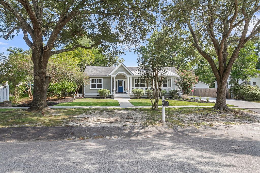 Photo of 211 E Richardson Avenue, Summerville, SC 29483 (MLS # 25025575)