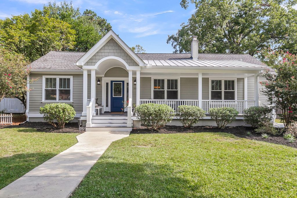 Photo of 211 E Richardson Avenue, Summerville, SC 29483 (MLS # 25025575)