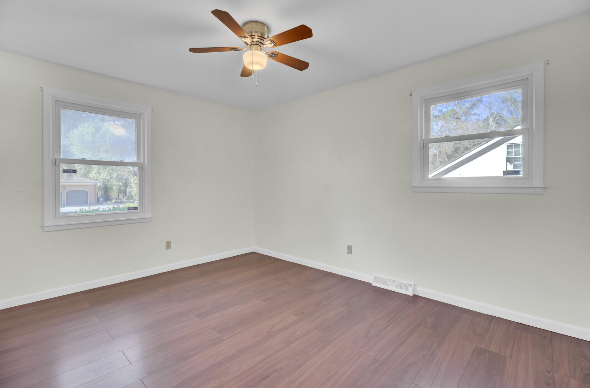 Summerville, South Carolina 29485, United States, 3 Bedrooms Bedrooms, ,2 BathroomsBathrooms,Residential,Contingent,93896