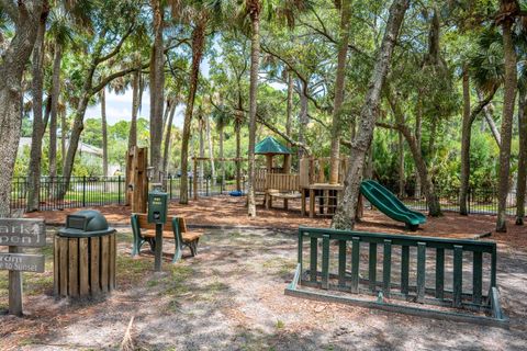 A home in Saint Helena Island