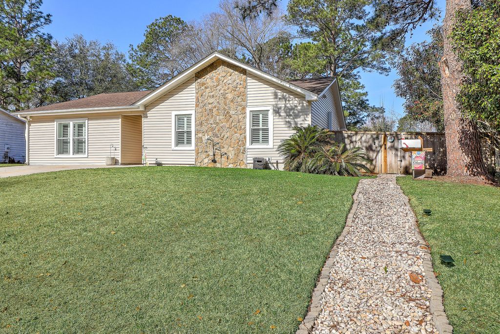 Photo of 111 Canaberry Circle, Summerville, SC 29483 (MLS # 26006584)