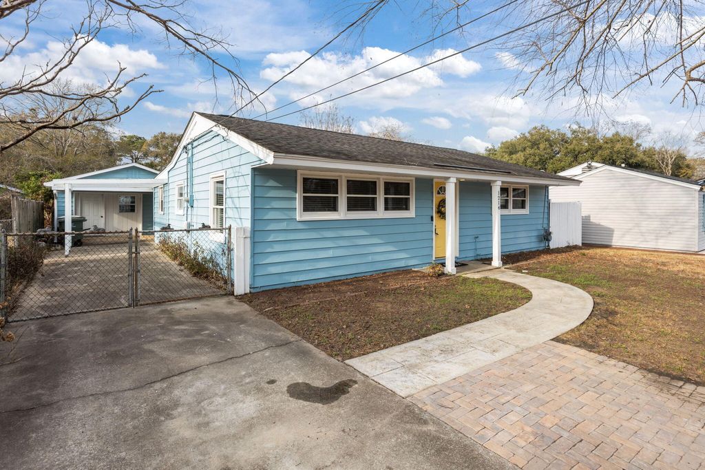 Photo of 1214 Hawthorne Circle, Hanahan, SC 29410 (MLS # 26000778)