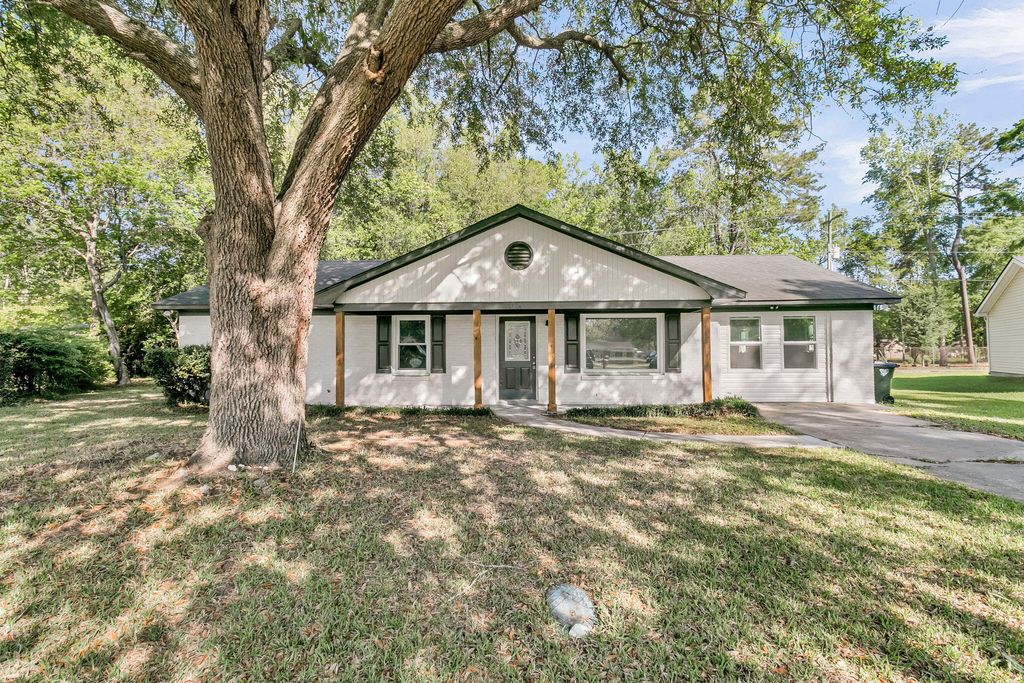 Photo of 104 Dahlia Place, Summerville, SC 29483 (MLS # 26010354)