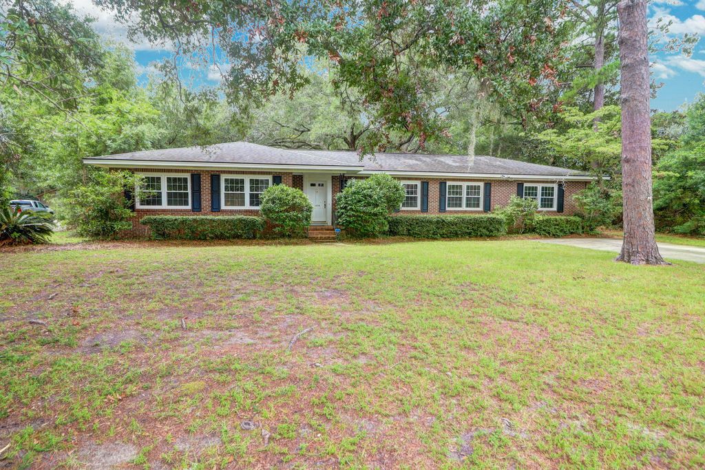 Photo of 1006 Lakeview Drive, Mount Pleasant, SC 29464 (MLS # 25021901)