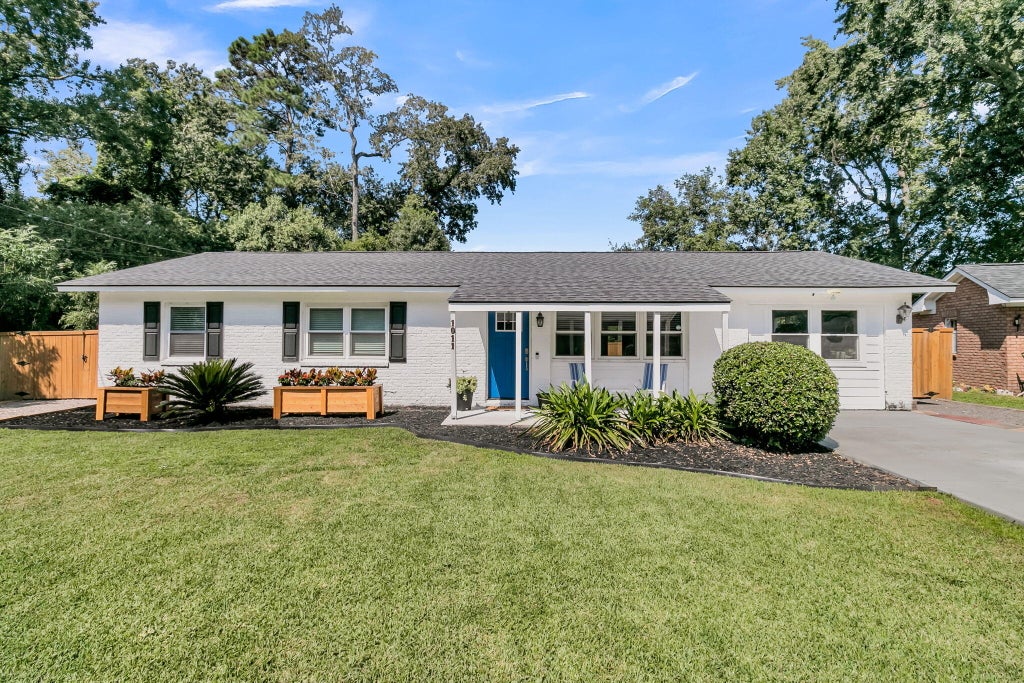 Photo of 1011 Nottingham Drive, Charleston, SC 29407 (MLS # 26026029)