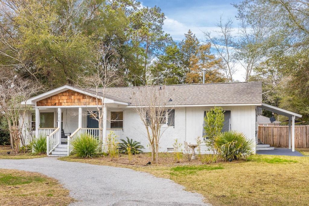 Photo of 1734 Combahee Street, Charleston, SC 29412 (MLS # 26001952)