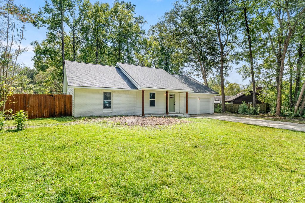 Photo of 106 Glebe Road, Summerville, SC 29485 (MLS # 26002780)