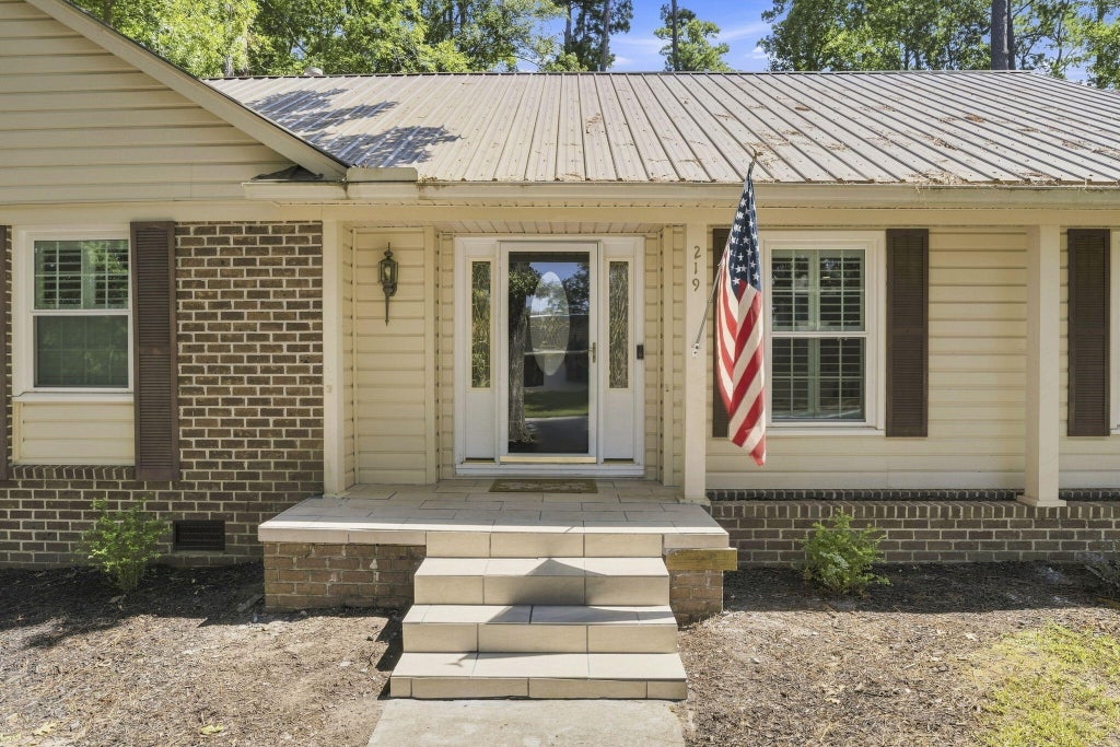 Photo of 219 Shaftesbury Lane, Summerville, SC 29485 (MLS # 26025116)
