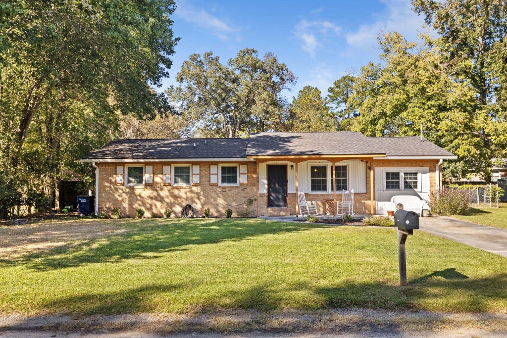 Photo of 105 W Walnut Circle, Summerville, SC 29485 (MLS # 26029312)
