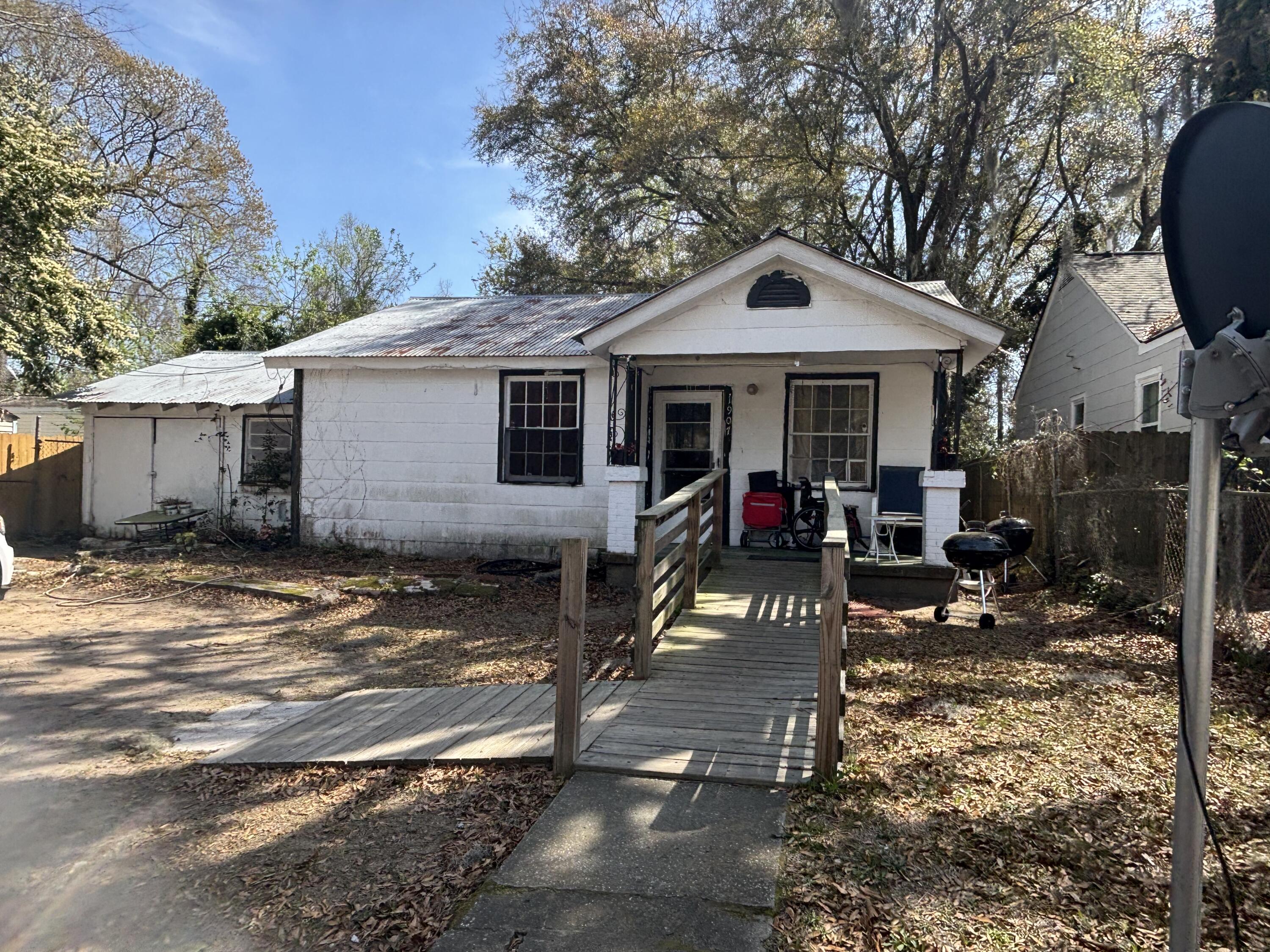 1907 Helm Avenue