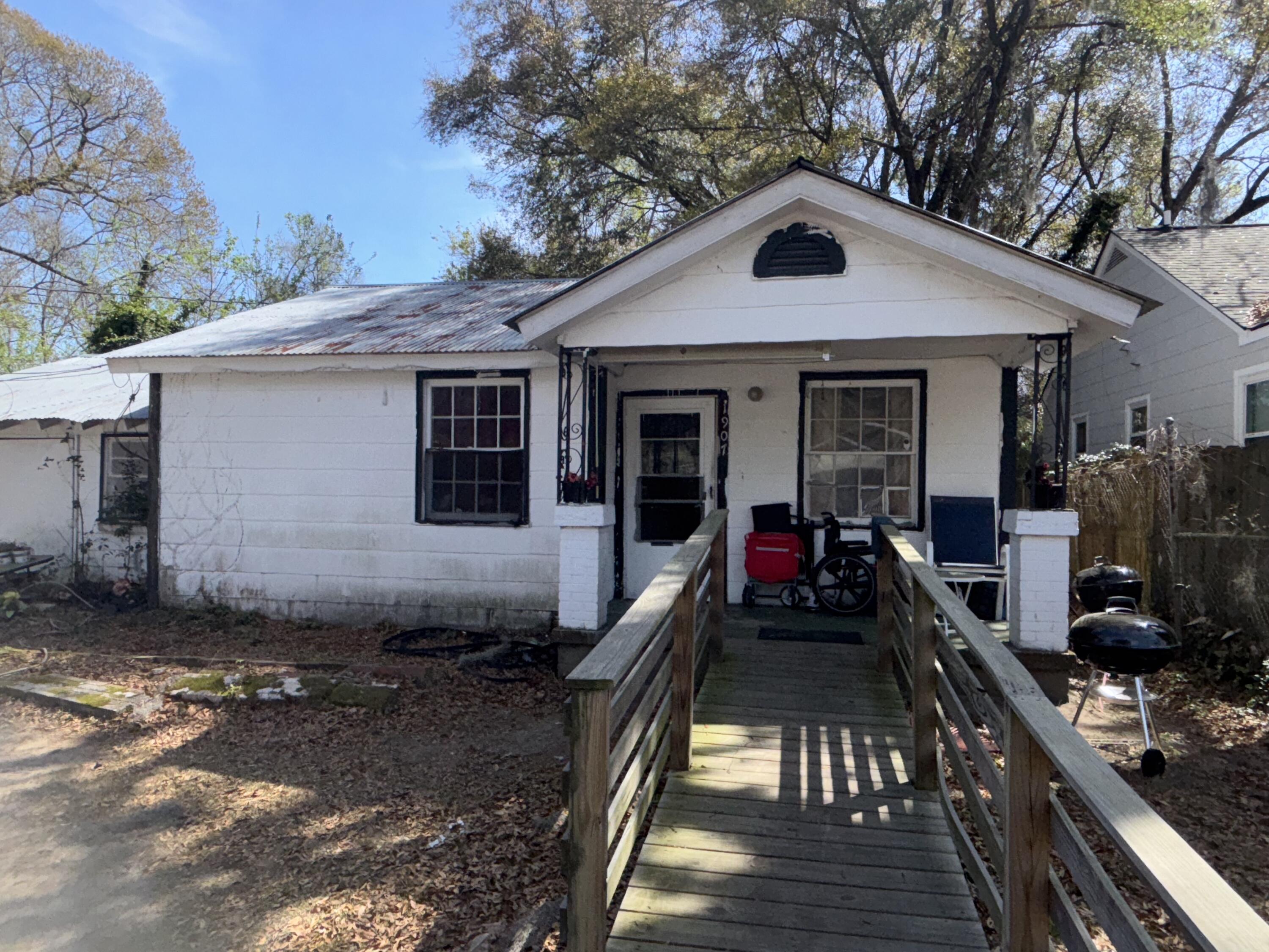 1907 Helm Avenue