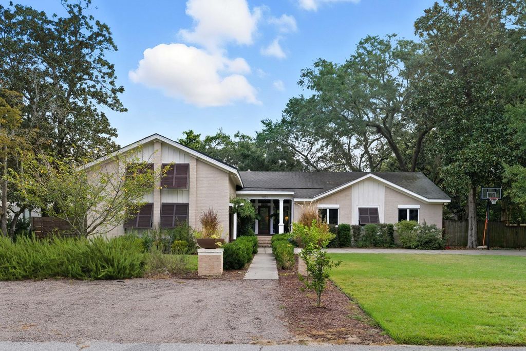 Photo of 1031 Lakeview Drive, Mount Pleasant, SC 29464 (MLS # 25026663)