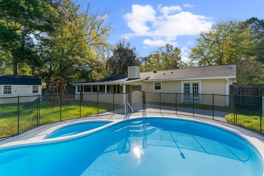 Photo of 300 Logan Drive, Summerville, SC 29483 (MLS # 25030276)