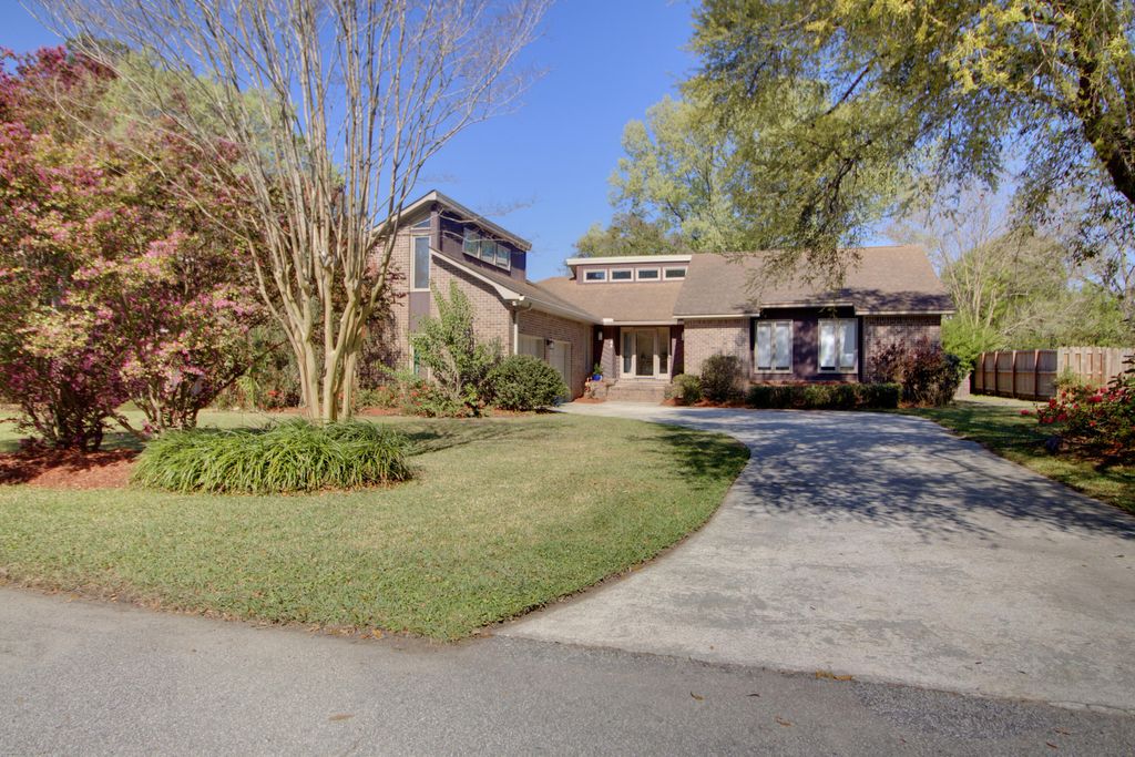 Photo of 18 Lavington Road, Charleston, SC 29407 (MLS # 26008149)