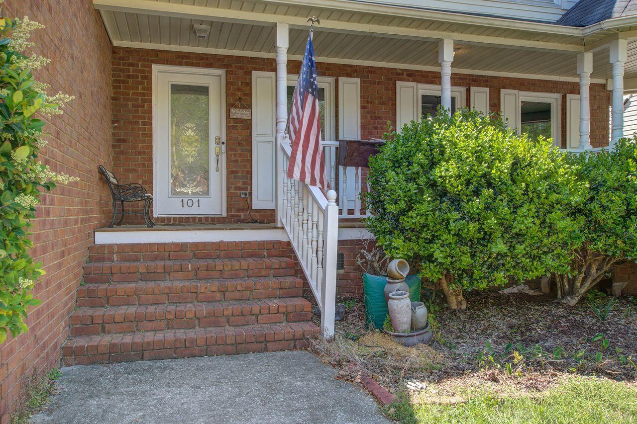 101 N Warwick Trace