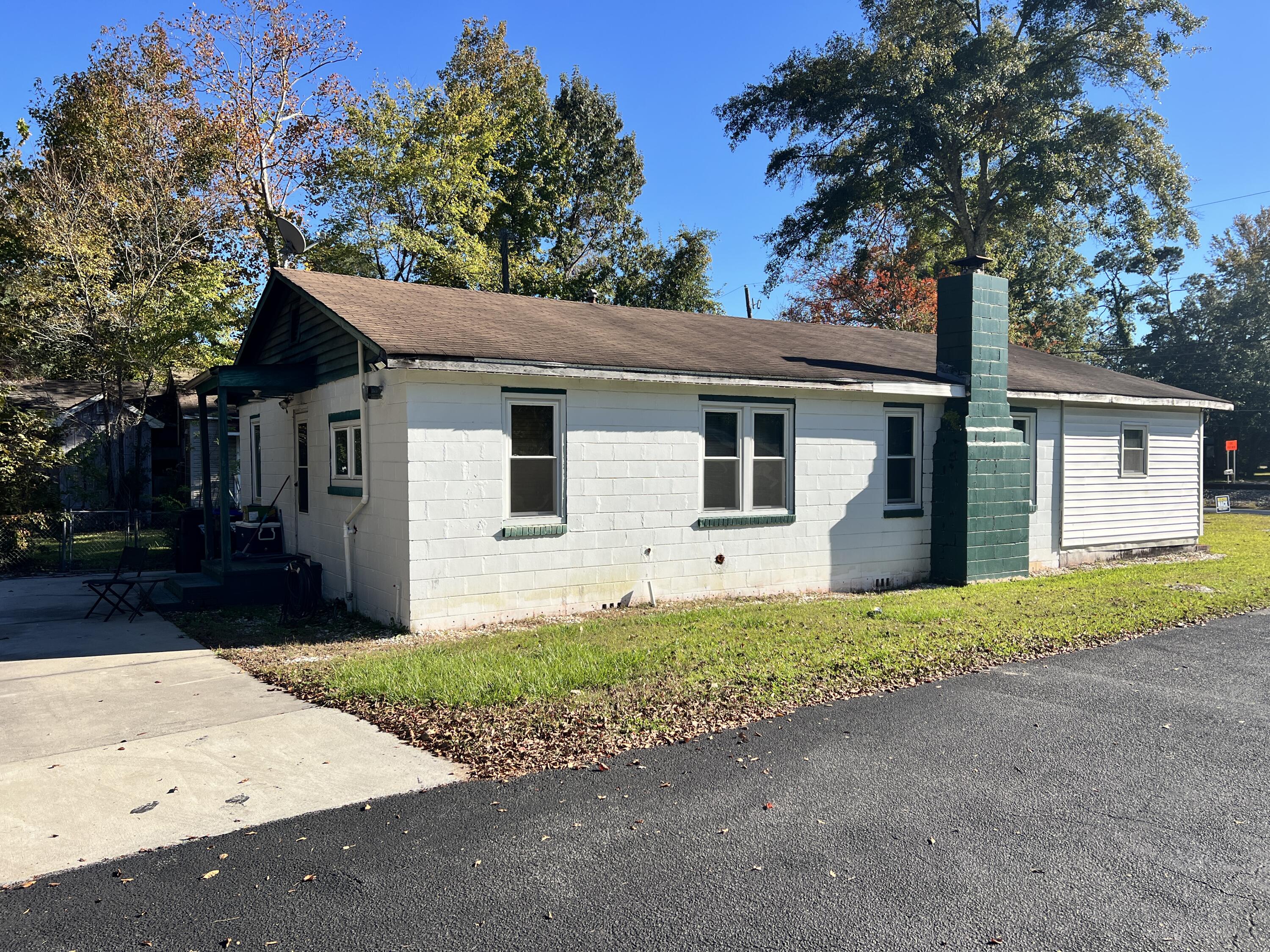 935 W Luke Ave Avenue