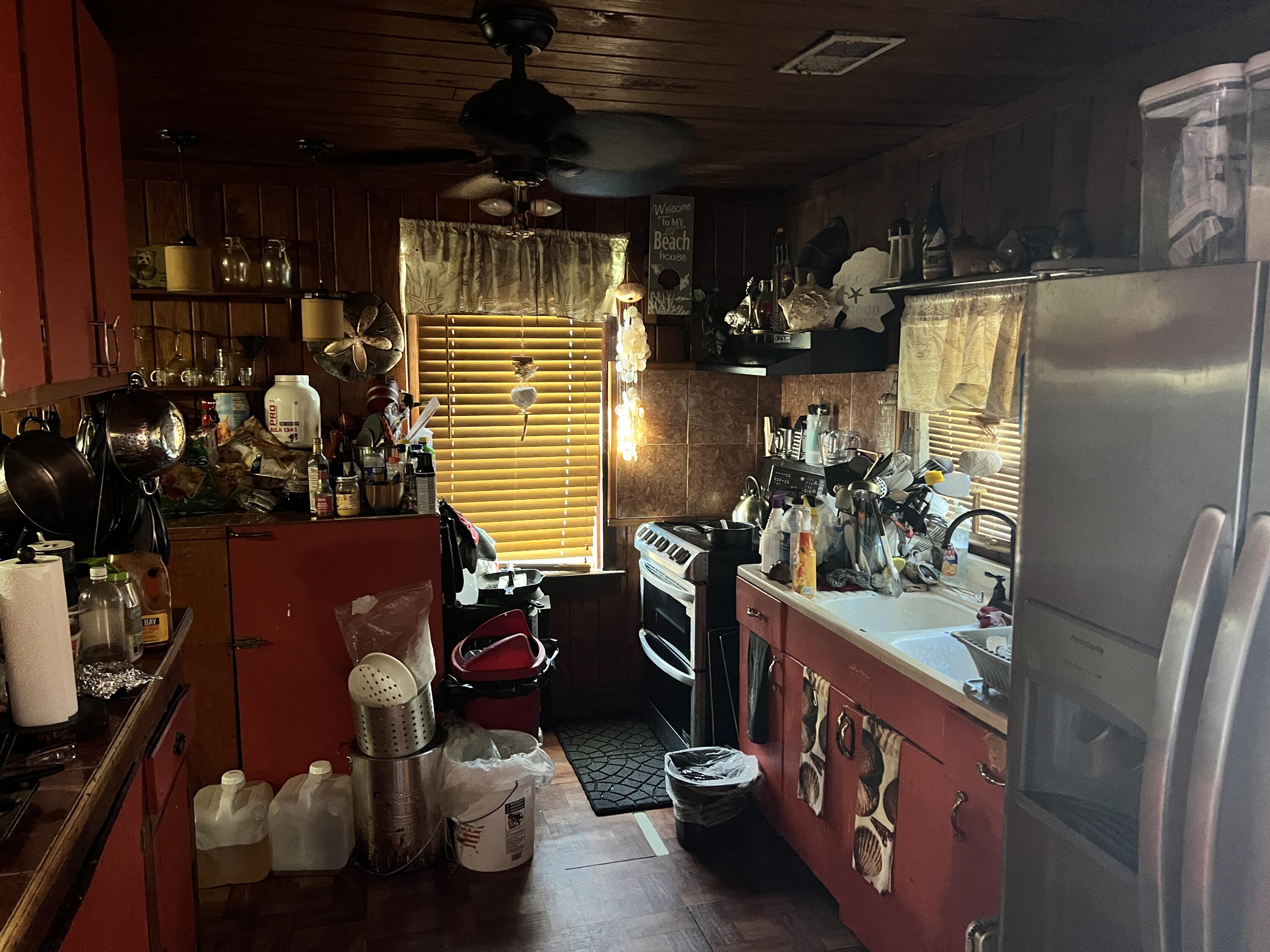 935 W Luke Ave Avenue