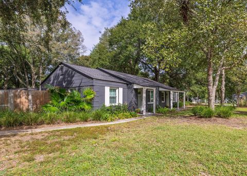 Photo of 2 Ellen Avenue, Mount Pleasant, SC 29464 (MLS # 25027591) Photo of 2 Ellen Avenue, Mount Pleasant, SC 29464 (MLS # 25027591)
