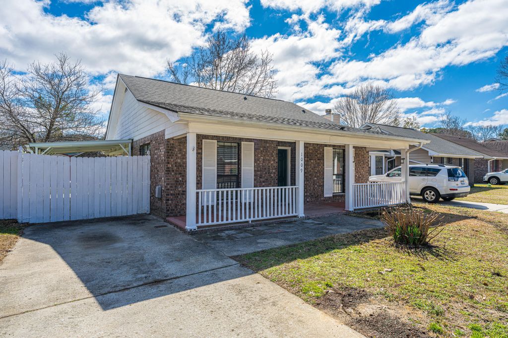 Photo of 1009 Douglas Wayne Road, Summerville, SC 29486 (MLS # 26004667)