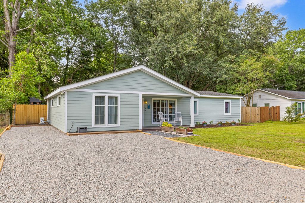 Photo of 1527 Staffordshire Drive, Charleston, SC 29407 (MLS # 26017995)