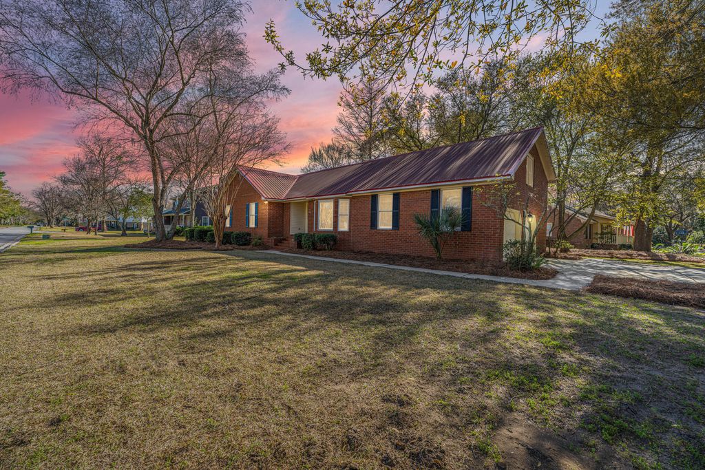 Photo of 2206 Hunter Creek Drive, Charleston, SC 29414 (MLS # 26006374)