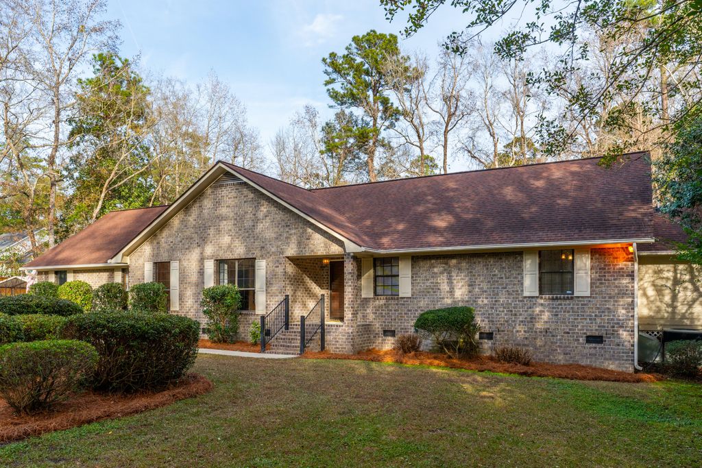 Photo of 110 Parkwood Drive, Summerville, SC 29483 (MLS # 26004596)