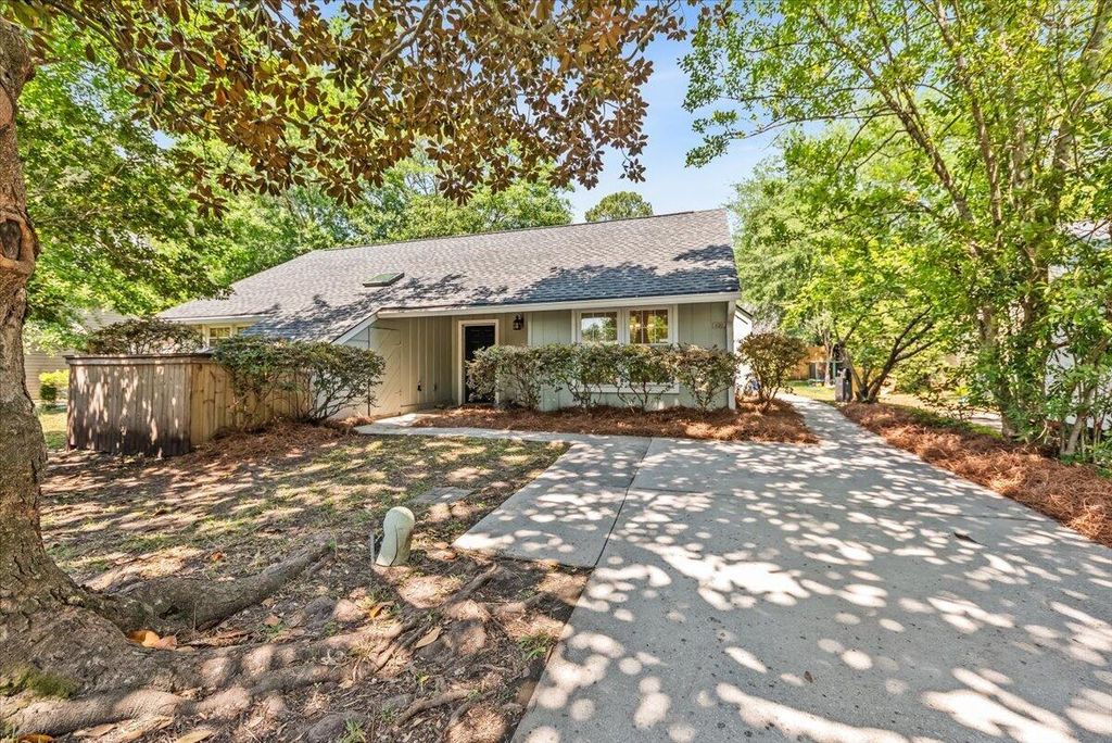 Photo of 1120 Daffodil Lane, Mount Pleasant, SC 29464 (MLS # 26011875)