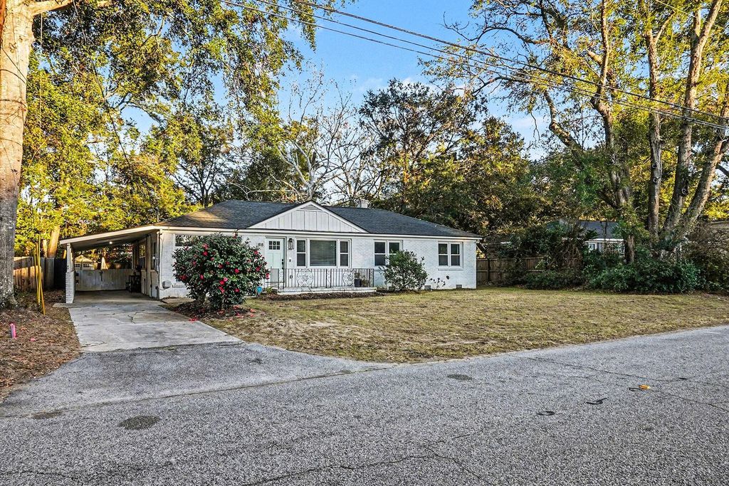 Photo of 818 W Madison Avenue, Charleston, SC 29412 (MLS # 26002338)