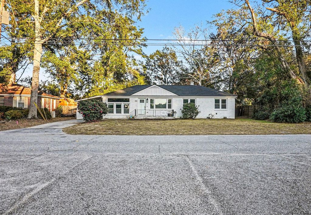 Photo of 818 W Madison Avenue, Charleston, SC 29412 (MLS # 26002338)