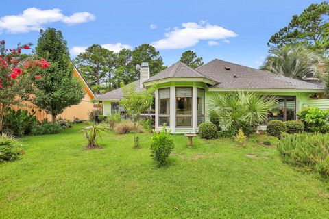 A home in Saint Helena Island