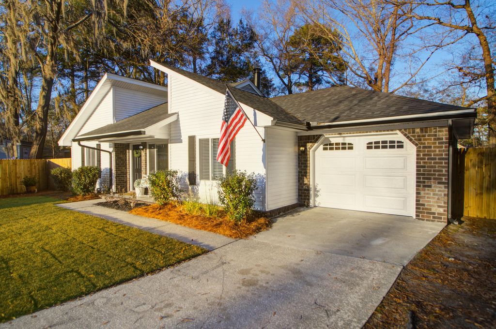 Photo of 106 Teddy Court, Summerville, SC 29485 (MLS # 26001627)