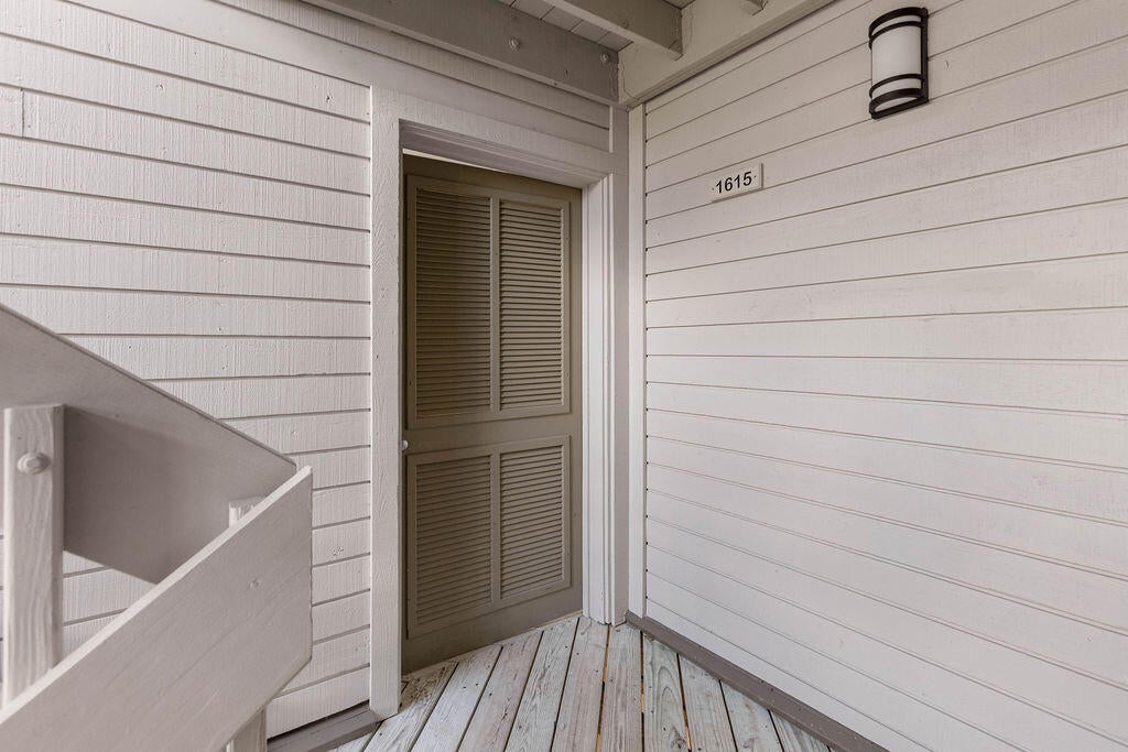 1615 Live Oak Park
