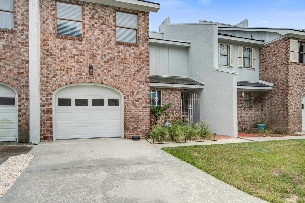 Photo of 5 Poets Corner, Charleston, SC 29412 (MLS # 25028217)