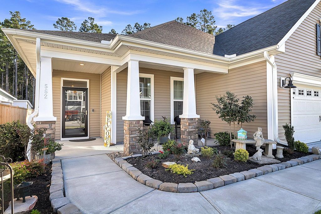 Photo of 562 Dunswell Drive, Summerville, SC 29486 (MLS # 25018587)
