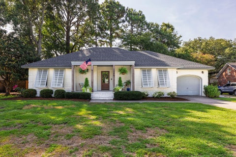 Photo of 1098 Talisman Road, Mount Pleasant, SC 29464 (MLS # 26021163)