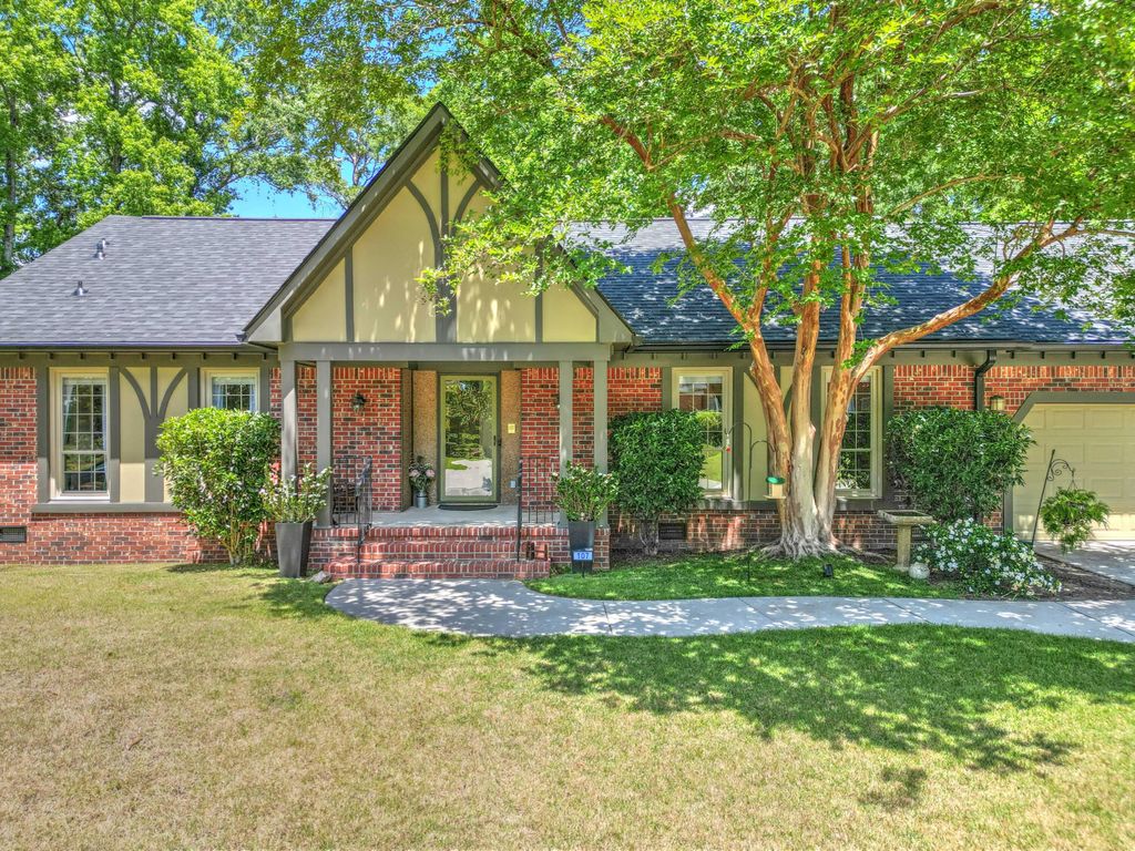 Photo of 107 Stratford Drive, Summerville, SC 29485 (MLS # 26013285)