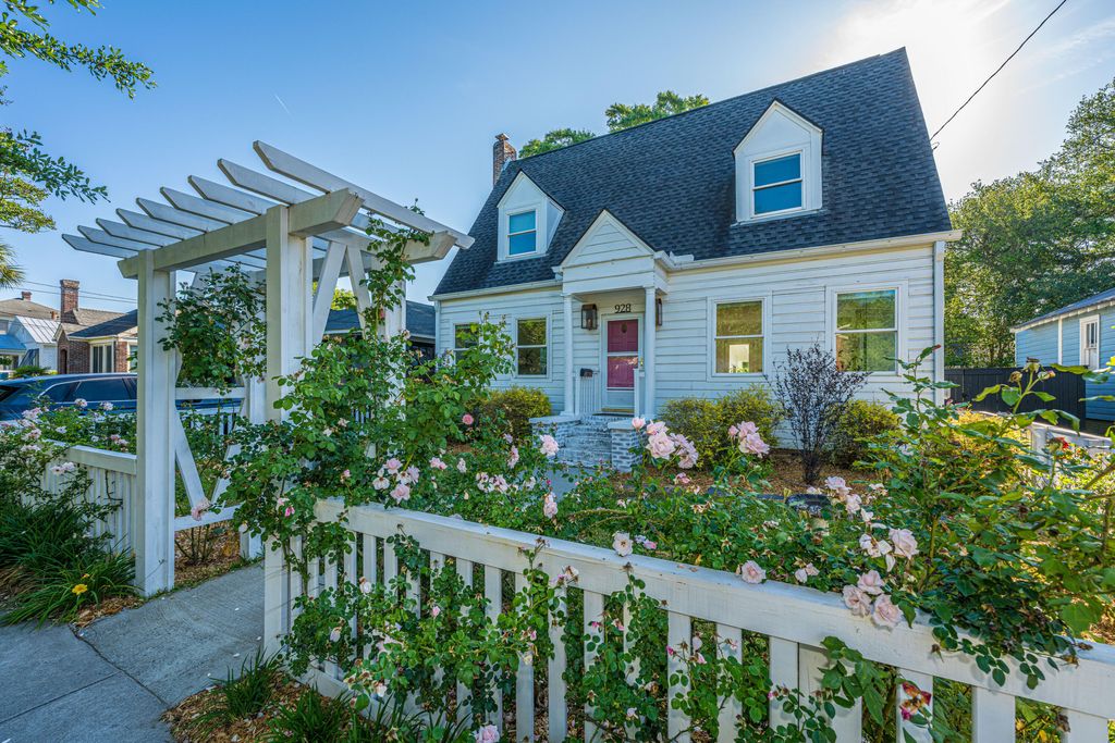 Photo of 928 Ashley Avenue, Charleston, SC 29403 (MLS # 26012710)
