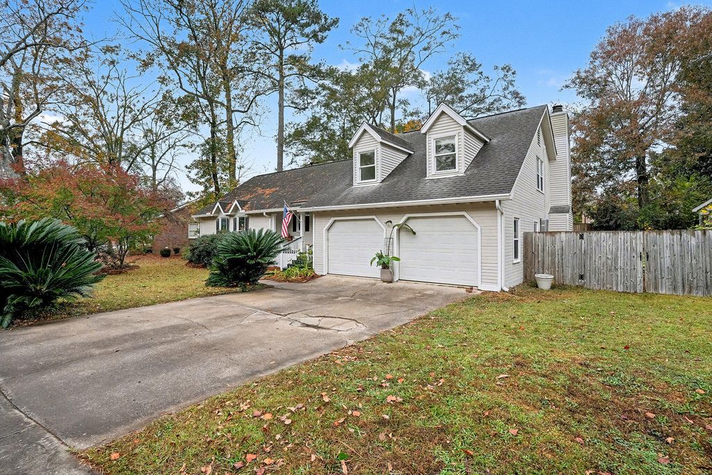 Photo of 1092 Stonehenge Drive, Hanahan, SC 29410 (MLS # 25031390)
