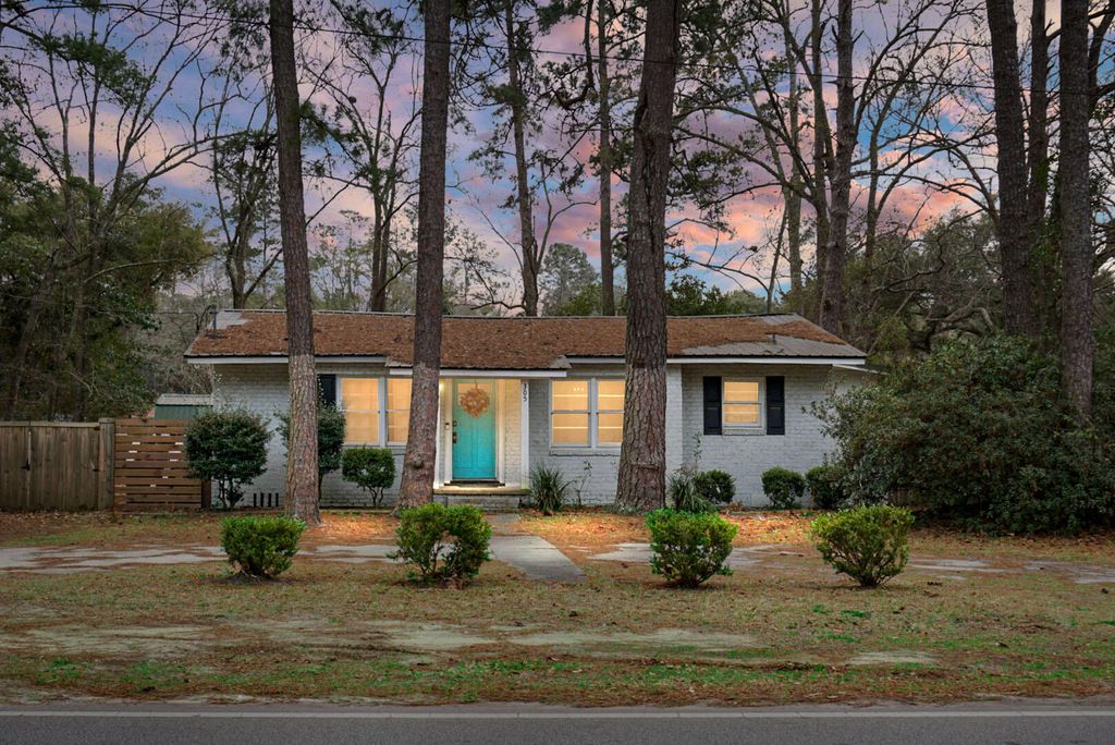 Photo of 305 Forest Circle, Walterboro, SC 29488 (MLS # 26005504)