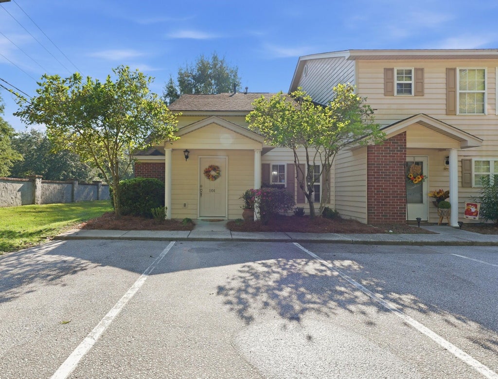 Photo of 101 Amberwood Drive, Summerville, SC 29483 (MLS # 26027503)