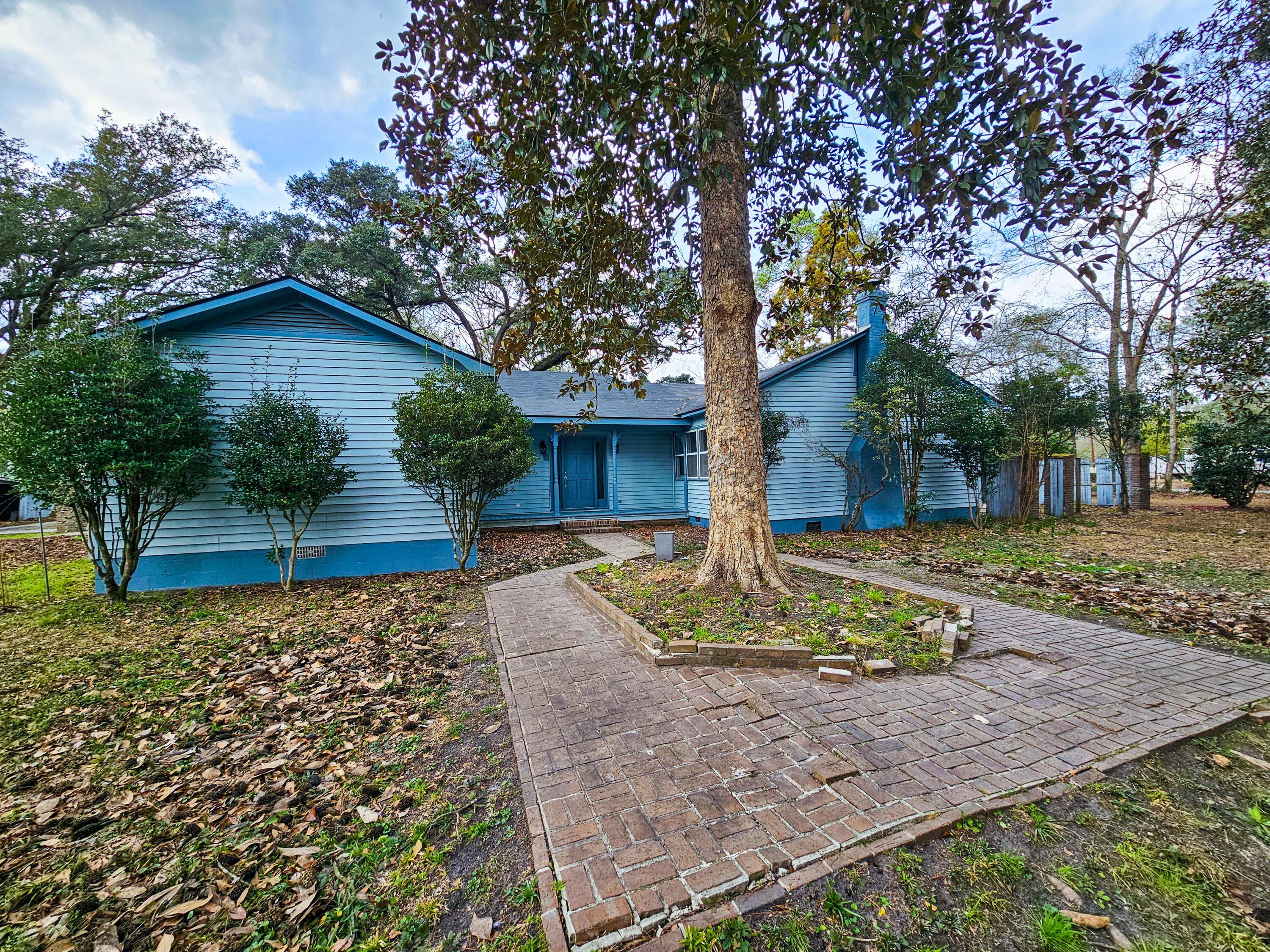 127 Meadowlake Drive