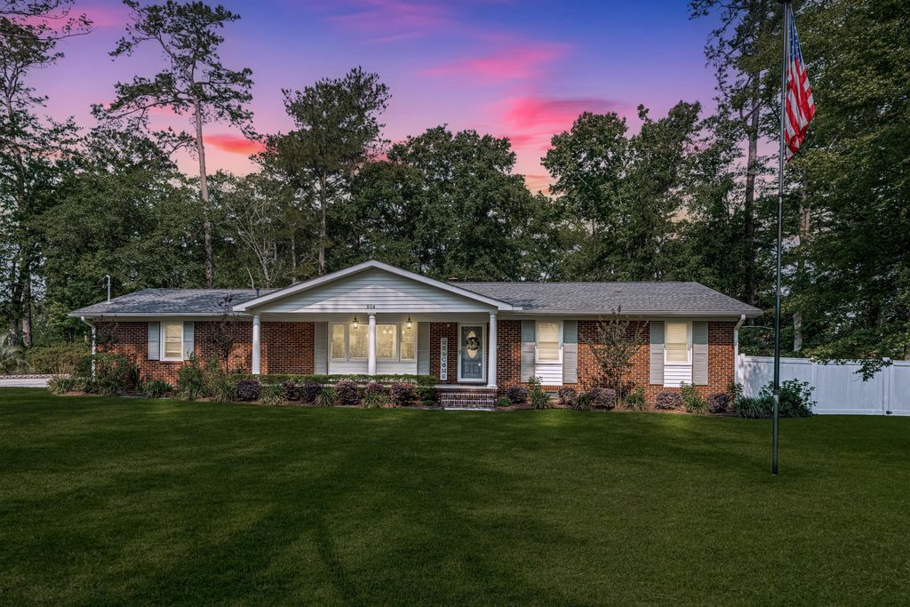 Photo of 504 Dogwood Circle, Summerville, SC 29485 (MLS # 26011935)