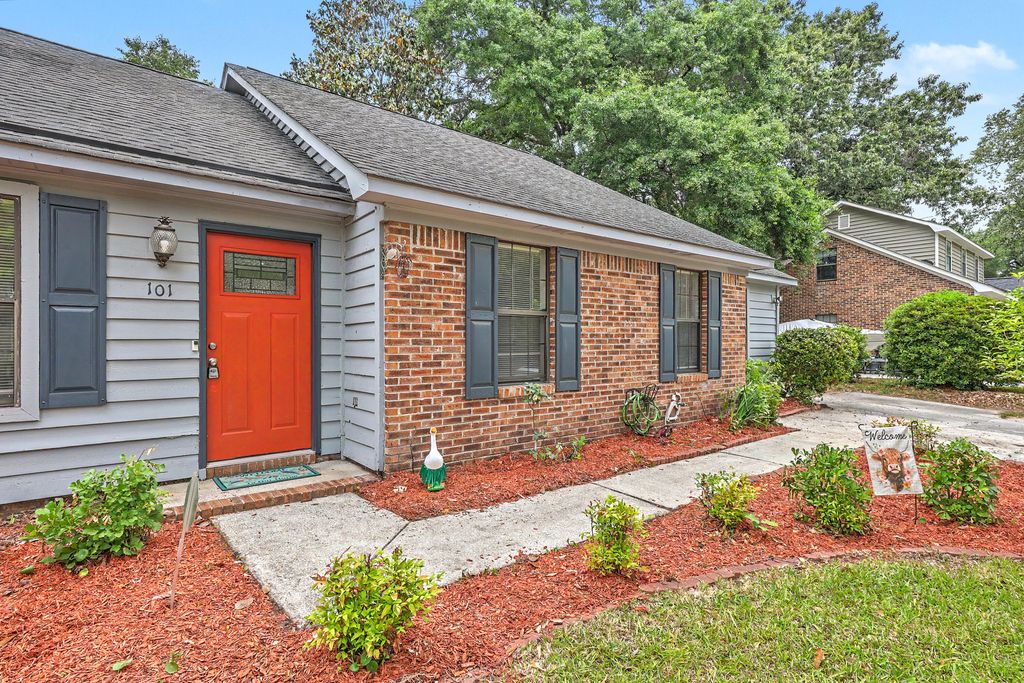 Photo of 101 Glebe Road, Summerville, SC 29485 (MLS # 26012422)